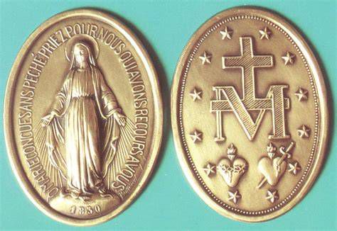 Detalle del reverso de la Medalla Milagrosa: M, cruz, corazones y doce estrellas