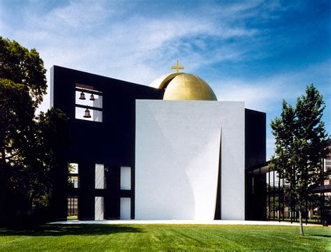 Фасад и диагональная гранитная стена Chapel of St. Basil