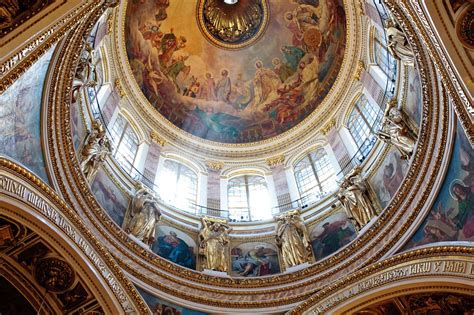 Интерьер Chapel of St. Basil: игра света через купол и гранитную стену