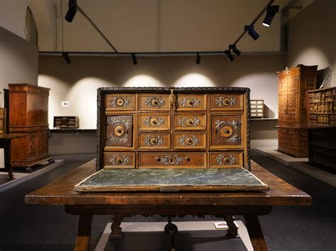 Colección de relicarios en la Casa Museo Nuria Pla