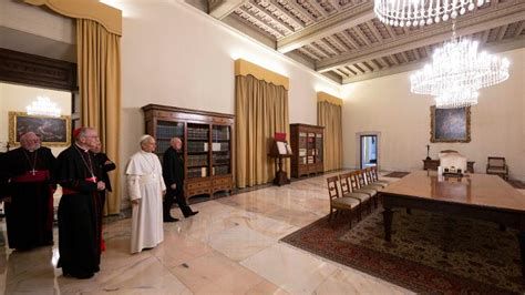 Capilla privada del apartamento papal (vista interior con altar y reliquario)