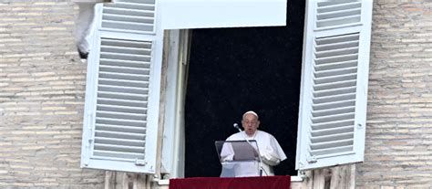 Fotografía histórica del Papa asomado a una ventana del Palacio Apostólico