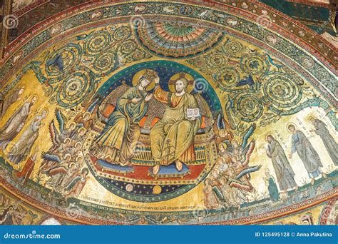 Mosaico del ábside de la basílica inferior mostrando la cruz-árbol de la vida