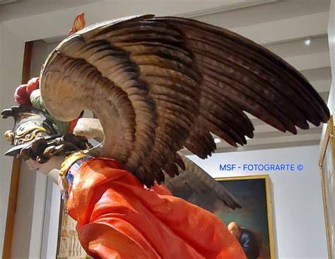 Detalle del arcángel y el demonio vencido: expresividad y policromía