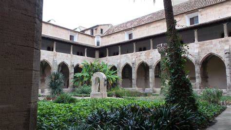 Interior de la Capilla del Monasterio de la Santísima Trinidad en Martos, destacando bóveda barroca y coro