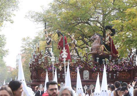 Procesión de la Hermandad de la Milagrosa en Ciudad Jardín