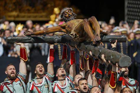 Cristo de la Buena Muerte en su trono procesional en Málaga