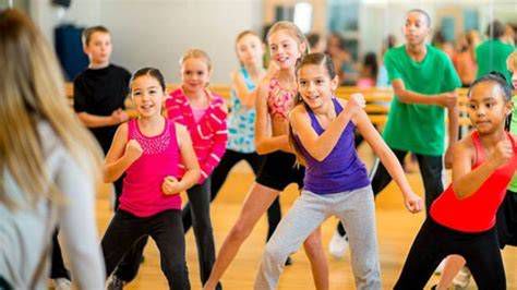 Baile de zumba escolar con niños y familias