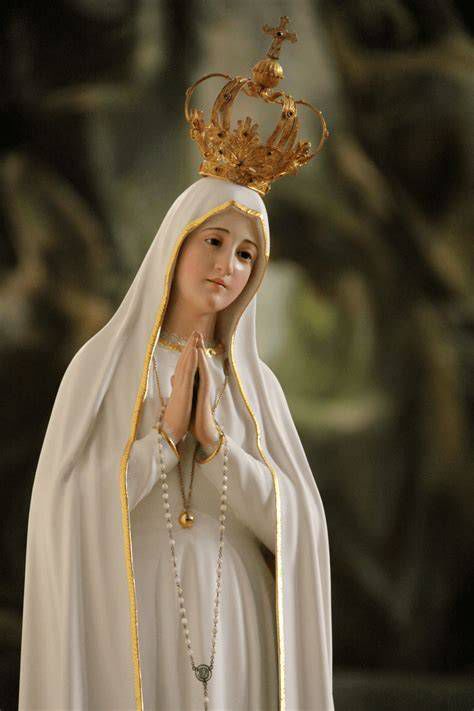 Estatua de Nuestra Señora de Fátima con su corona