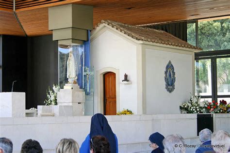 Peregrinos caminando hacia la Capilla de las Apariciones
