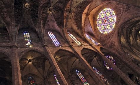 Capilla de Santa Ana: interior con bóveda de crucería y rosetón