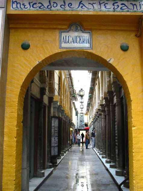 fachadas y callejuelas de la Alcaicería reconstruida en estilo neoárabe