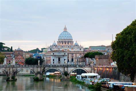 Vista desde el Puente de Sant'Angelo hacia la Basílica de San Pedro