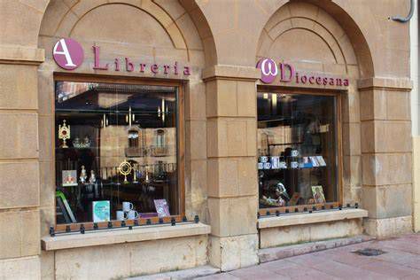fachada y escaparate de librería diocesana con interior y estanterías