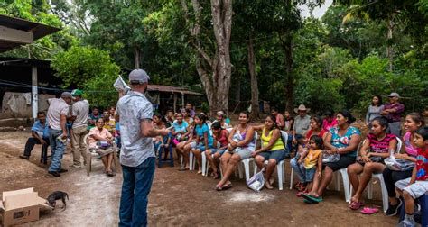 misioneros hablando con una comunidad local