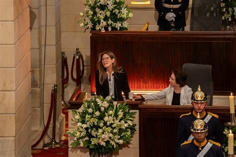 Coronas de flores y ambiente en la capilla ardiente en el Congreso