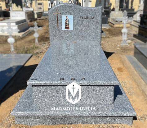 Cruces talladas en lápidas: ejemplos en mármol y granito