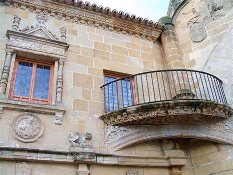 detalle del Balcón del Pópulo y frontón triangular