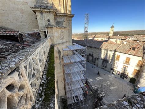 Andamios en la Catedral de Segovia y montaje de la vidriera