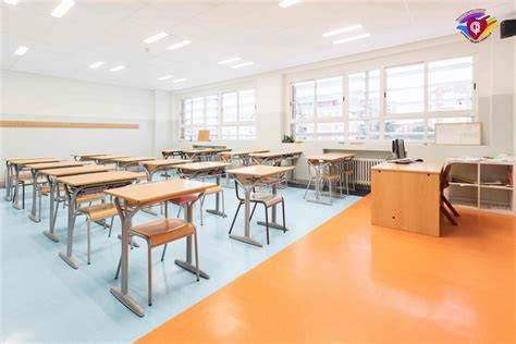 Aulas y patios actuales del colegio con alumnado en actividad educativa