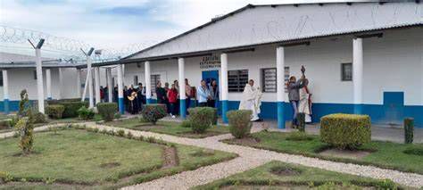capilla penitenciaria con presos cantando