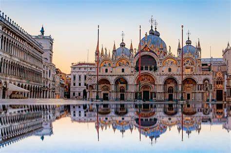 Escena onírica en la plaza de San Marcos, Venecia, en The Young Pope