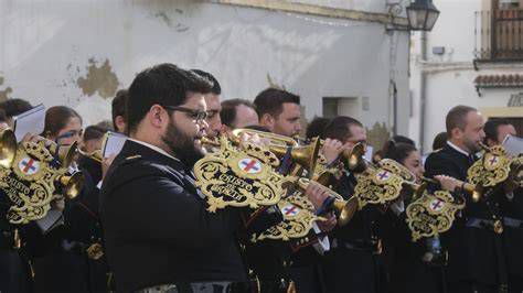 integrantes de una banda procesional en desfile