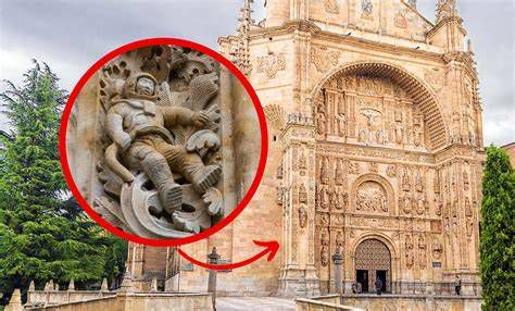Escultura del astronauta en la puerta norte de la Catedral de Salamanca