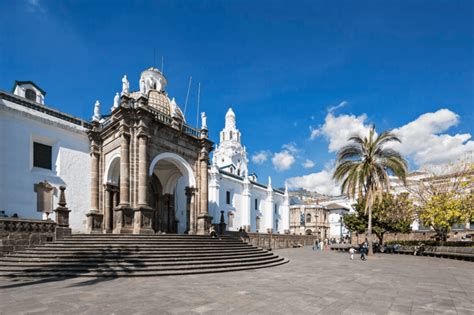 Vista de la Catedral Metropolitana de Quito con el gallito visible en la copa de la cúpula