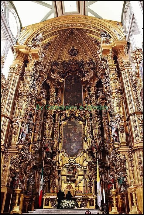 Detalle del Altar Mayor barroco dentro de la Catedral Metropolitana de Quito