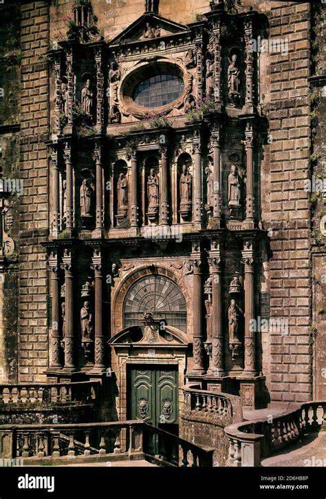 Fachada de San Martiño Pinario y detalle del retablo pétreo