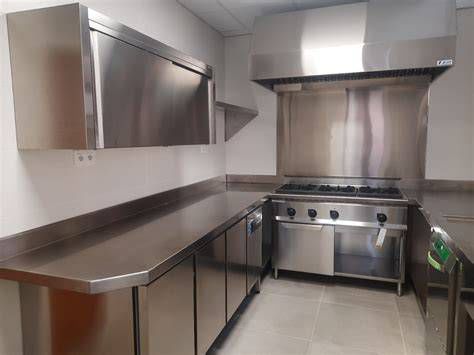 Fotografía del comedor escolar y cocina renovada