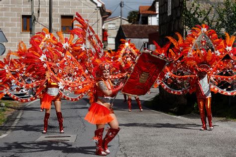 Celebración del Entroido con disfraces y desfiles en Malpica de Bergantiños