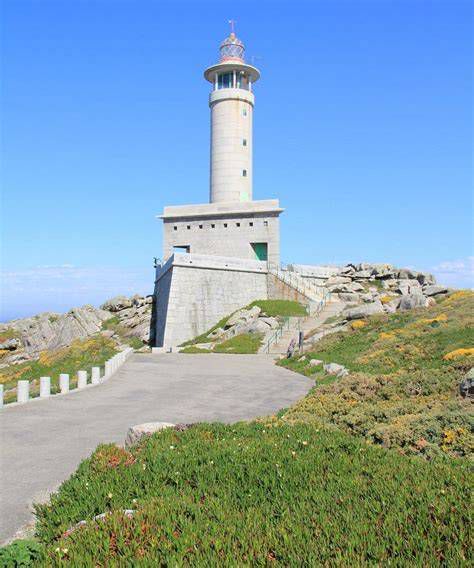Faro de Punta Nariga, arquitectónico y natural, en Malpica de Bergantiños