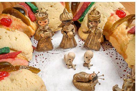 Pastel de Reyes tradicional con figuras de los Reyes Magos
