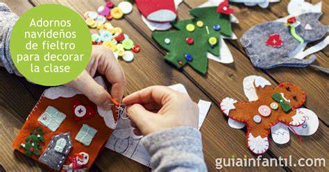 Niños decorando el aula con adornos navideños