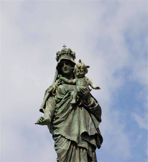 Monumento a la Virgen del Carmen en el Paseo Marítimo de Torre del Mar