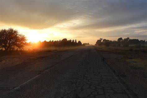 Simpecado y carretas saliendo al amanecer