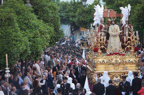 Salida procesional del paso de misterio en Huelva