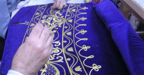Detalle de bordado en una túnica morada bordada en oro