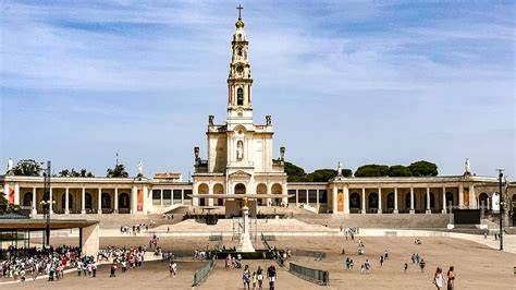 Vista panorámica del Santuario de Fátima mostrando la Basílica y la Capelinha das Aparições