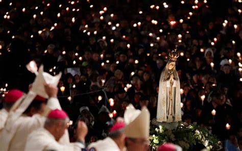 Peregrinos encendiendo velas en la zona frente a la Capelinha das Aparições en Fátima