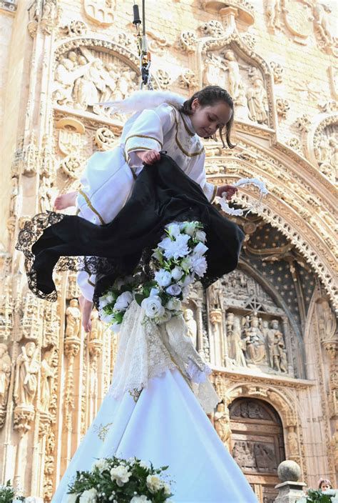 El Ángel descendiendo para quitar el velo de luto a la Virgen