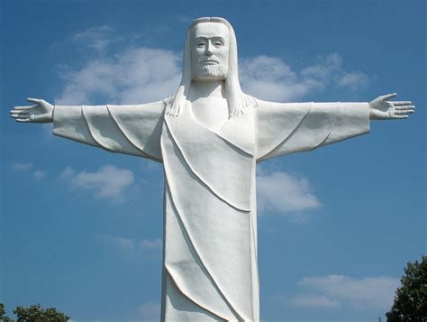 Vista panorámica del Cristo de los Ozarks con el anfiteatro y bosques circundantes