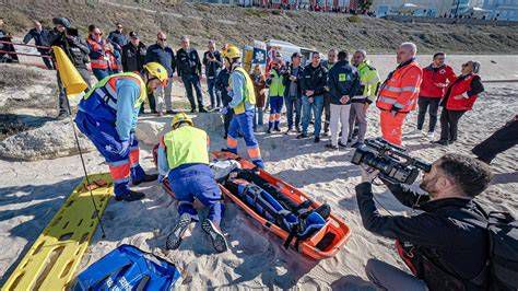 fotografía antigua de un rescate en la playa, olas y socorristas