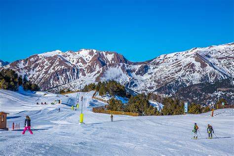 Imagen panorámica de pistas de esquí en Andorra cubiertas de nieve