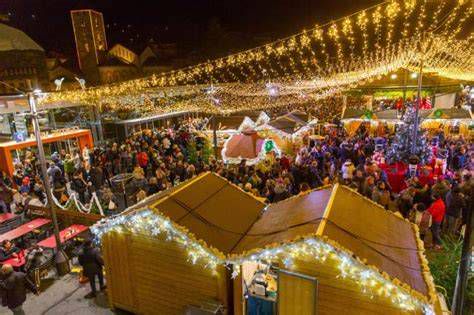 Mercado navideño en Andorra con luces y productos artesanales