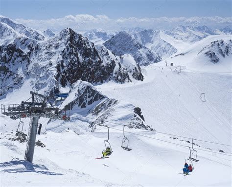 Esquiadores disfrutando en pistas con vistas panorámicas desde Andorra