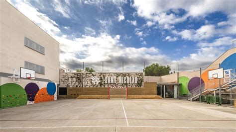 Fachada del colegio y patio infantil