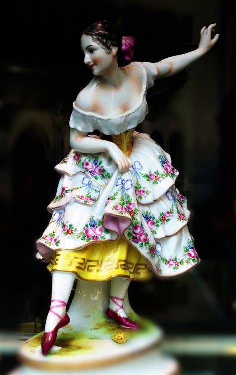 Figurilla de porcelana representando danza folclórica con crinolina